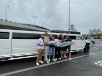 Abholung am Flughafen mit einem Hummer mit Strip